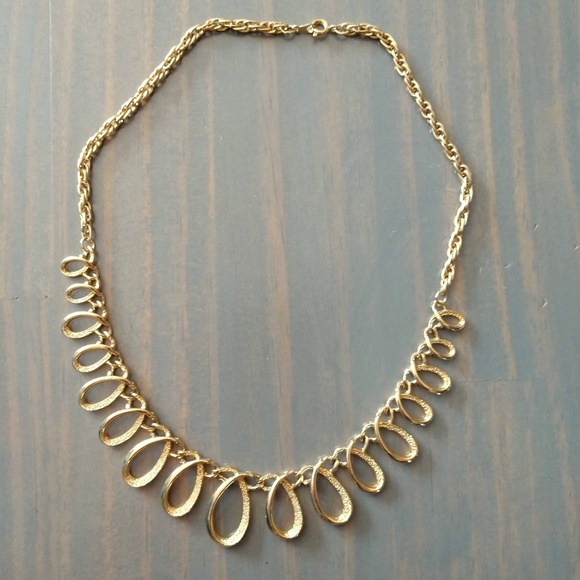 Gold textured loop necklace - Picture 5 of 5